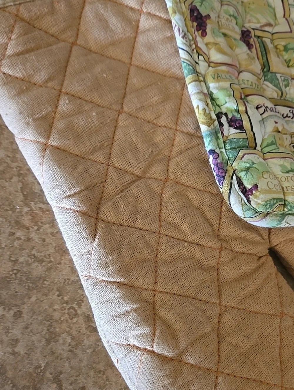 Quilted Beige Oven Mitt & Wine Print Pot Holder Set Kitchen Linen Accent Unisex